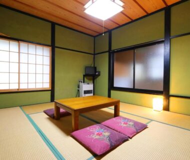 Tatami room with low wooden table and zabuton cushions, shoji screens, Warabiso ryokan, Niigata Chūbu Japan