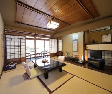 Japanese tatami room with low table, shoji screens and zabuton at Yadoya Kikokuso in Kyoto