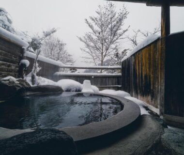 Outdoor onsen bath surrounded by snow at Yakenoyu in Gifu, Chūbu, Japan