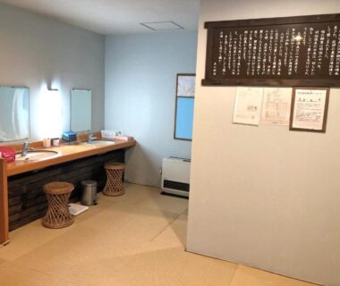 Communal wash area with mirrors and stools at Yama no Yado Meiji Onsen in Nagano, Chūbu
