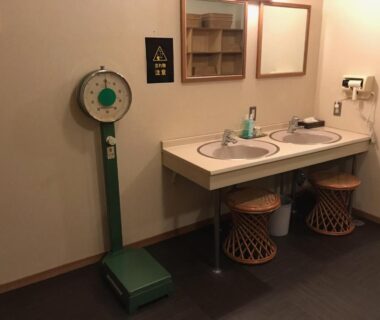Wash area with twin sinks, stools, mirrors and weighing scale at Yamabiko Nagano
