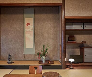 Traditional tatami room with tokonoma alcove, hanging scroll, low table and shoji window at Yamada Bessou in Ōita