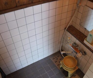Small tiled wash area with basin and mirror at Yamadaya Hotel, Yamanashi, Chūbu, Japan