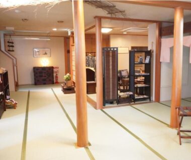 Tatami floored communal area with wooden pillars, shoji screens and low shelving at Yamaichi, Iwate, Tōhoku, Japan
