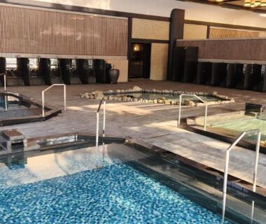 Multiple indoor onsen pools and tiled baths at Yamashiro Onsen Miyabi no Yado Kaga Hyakumangoku, Ishikawa