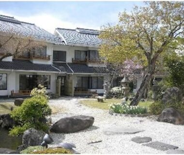 Gravel courtyard and stepping stones at Yanagiya ryokan in Yamanashi