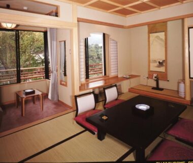 Tatami room with low table, cushions, shoji screens and alcove at Yanagiya in Yamanashi, Chūbu