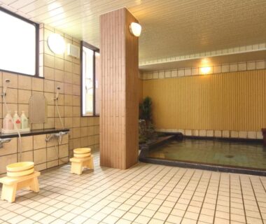 Tiled indoor communal bath with wooden stools at Yodoya, Hyōgo, Kansai