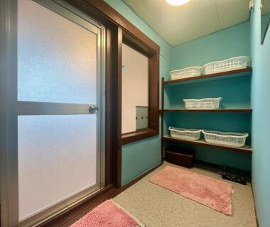 Ryokan changing room with shelves, baskets and floor mats at Yokokura Ryokan in Nagano