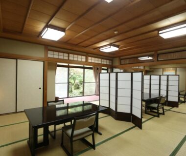 Tatami dining area with folding screens at Yoshinoonsen Motoyu in Nara, Japan