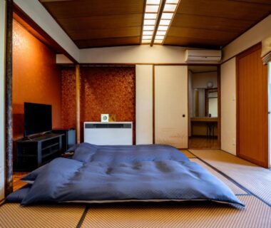 Tatami room with futon, shoji screens and sliding door at YuYu Hakone in Kanagawa