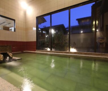 Tiled indoor onsen bath with stone spout at Yuasobiyado Akebono, Niigata, Chūbu