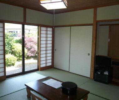 Traditional tatami room with low table, shoji screens and garden view at Yufuin Onsen Hasuwa Inn Ōita