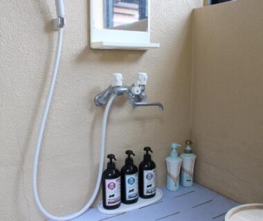 Handheld shower, faucet and bath amenities in ryokan wash area at Yufuin-Sanso Waremokou, Ōita, Kyūshū, Japan
