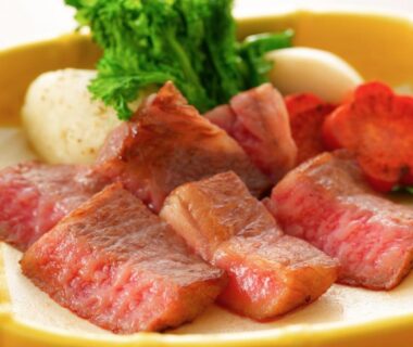 Sliced seared beef with vegetables at Yufuin Sansuikan in Ōita, Kyūshū