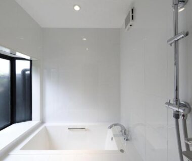 Bright modern bathroom with bathtub and overhead shower at Yufuin Souan Kosumosu in Ōita, Kyūshū
