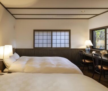 Twin beds with shoji screens and desk at Yufuin Yufusaryo, Ōita