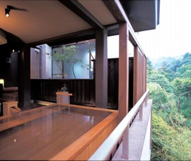 Wooden soaking tub on balcony overlooking lush hillside at Yugawara Ohnoya Ryokan, Kanagawa, Japan