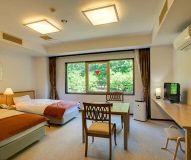 Western style twin room with table and green window view at Yugawara-Onsen GREENPAL YUGAWARA Kanagawa