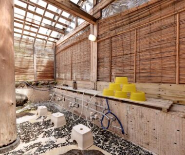 Washing stations with stools and yellow buckets at Yumorinoyado Sannozyou, Yamagata Tōhoku