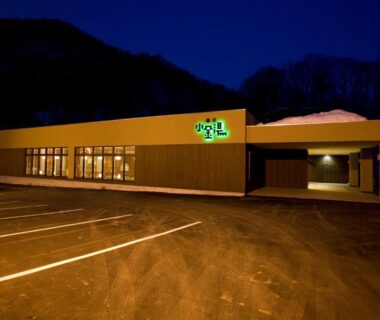Nighttime exterior with parking at Yumoto Koganeyu in Hokkaidō Japan