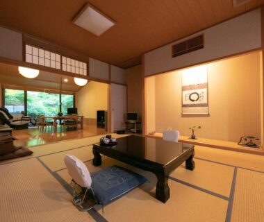 Tatami room with low table and garden view at Yumoto Ueyama in Hyōgo, Kansai