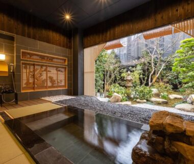 Tatami-lined indoor onsen opening onto a serene garden at Yumura Onsen MIDORIYA in Hyōgo, Kansai