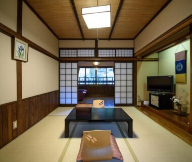 Traditional tatami room with low table and shoji screens at Yunohira Kamiyanagiya in Ōita, Kyūshū
