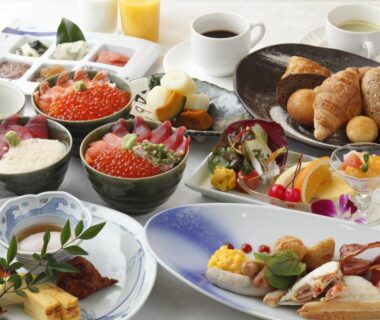 Breakfast spread with ikura bowls, grilled fish, assorted side dishes, bread rolls and coffee at a ryokan in Hokkaidō