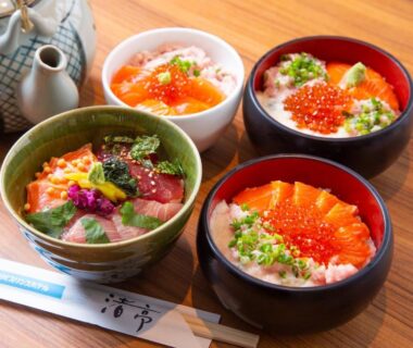 Four seafood donburi bowls with salmon and ikura served at Yunokawa Prince Hotel Nagisatei in Hokkaidō