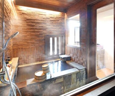 Wooden indoor onsen tub with stools at Yunoyado Irifune, Kumamoto, Kyūshū