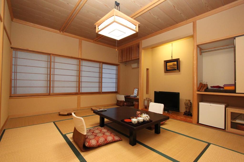 Traditional Tatami Room at Yusakaso Kanagawa Tatami room with low table, shoji screens and alcove at Yusakaso in Kanagawa, Japan