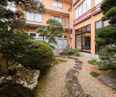 Stepping stone path through a compact courtyard garden at Yuzennoyado Toukai in Saga, Kyushu