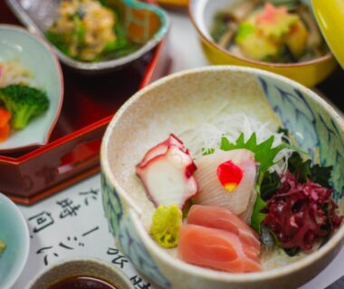 Sashimi bowl with assorted seafood and side dishes at Yuzennoyado Toukai, Saga Kyūshū
