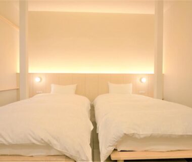 Twin beds on low wooden platforms with shoji screen at Zen no Yu Shizuoka Chūbu