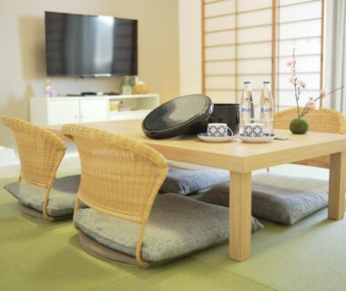 Tatami room with low table, zaisu chairs and shoji screens at gran terrace Le Lien Hakone in Kanagawa