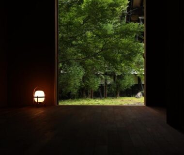 Open wooden entrance with lantern and view of lush garden at Kutokuan in Gifu