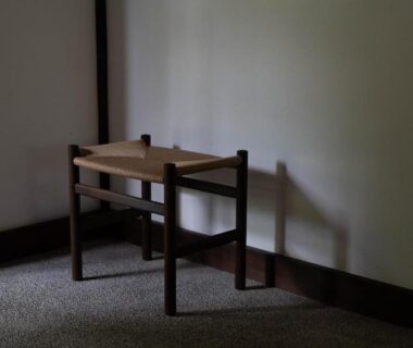 Low wooden bench with woven seat against white wall in Kutokuan ryokan room, Gifu Prefecture Chūbu