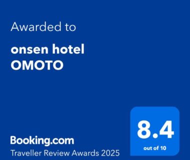 Blue Booking.com Traveller Review Awards badge with 8.4 rating for onsen hotel OMOTO in Nagano