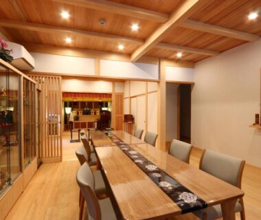 Long wooden dining table with place settings in Utsuboya-sō ryokan dining room in Tokyo