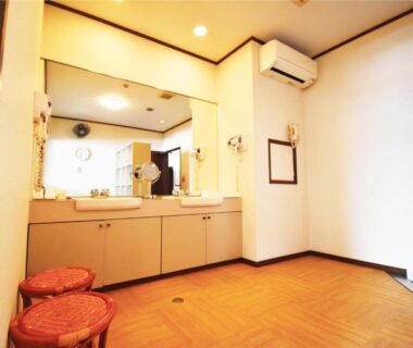 Vanity counter with sinks, stools and wooden floor at Oyado Kokoro in Gifu