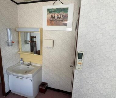 Compact sink and mirror area at Oyado Marutoya ryokan, Nagano, Chūbu, Japan