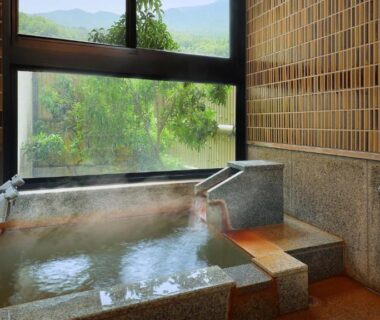 Indoor stone onsen bath with window and shower, Ryokan Sanjirō l’auberge du kappa, Miyagi Tōhoku