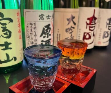 Two sake cups in lacquered masu trays with sake bottles, Suikōen Sakura, Shizuoka