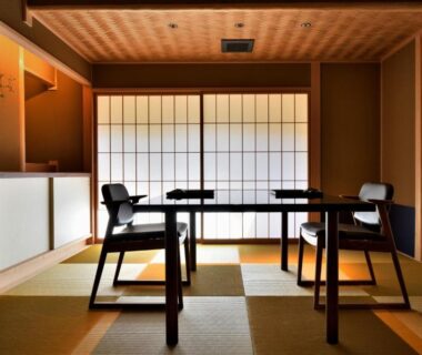 Tatami room with low table, chairs and shoji screens at Tsurukō in Ishikawa, Chūbu