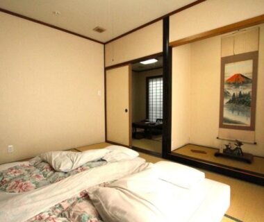 Traditional tatami room with futons, tokonoma alcove and shoji screen at Hirayunomori Bettei Yuuka Sanzōan, Gifu