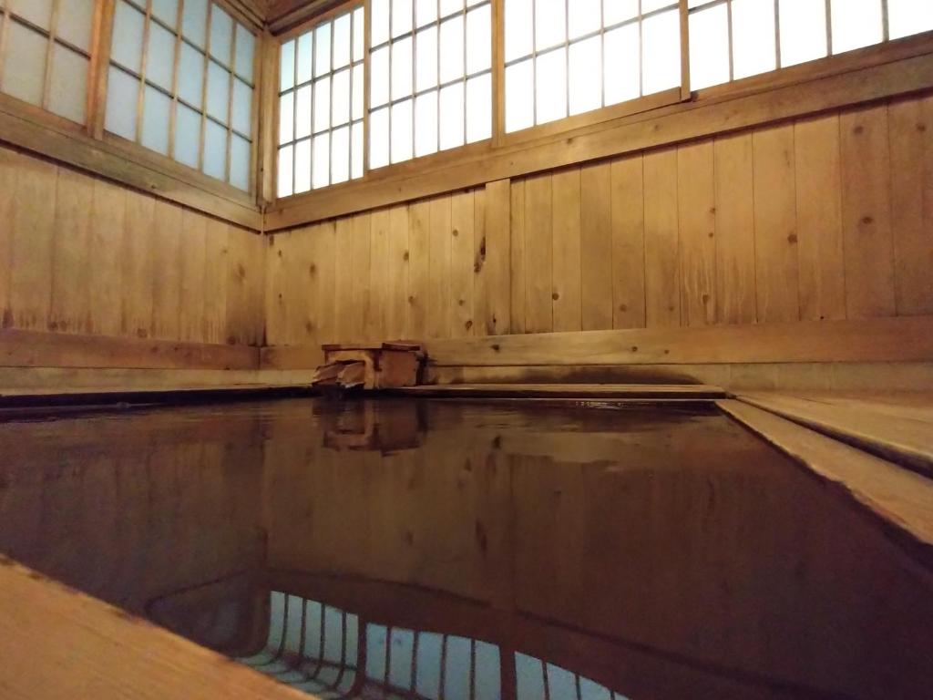 Wooden Onsen Bath Hirayunomori Gifu Indoor wooden onsen bath with shoji windows at Hirayunomori Bettei Yuuka Sanzōan, Gifu