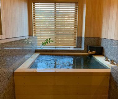 Indoor wooden soaking tub with stone surround and wooden slatted blinds, Auberge Hanagoyomi, Shizuoka, Chūbu, Japan