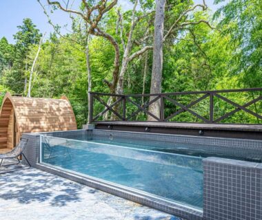 Tiled outdoor bath with wooden sauna pod at 五氣里-itsukiri- set among trees in Chiba Kantō