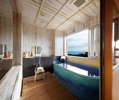 Deep ceramic tub and wooden interior with wash stool window view at 伊豆高原の隠れ宿Syuhari守破離 Shizuoka